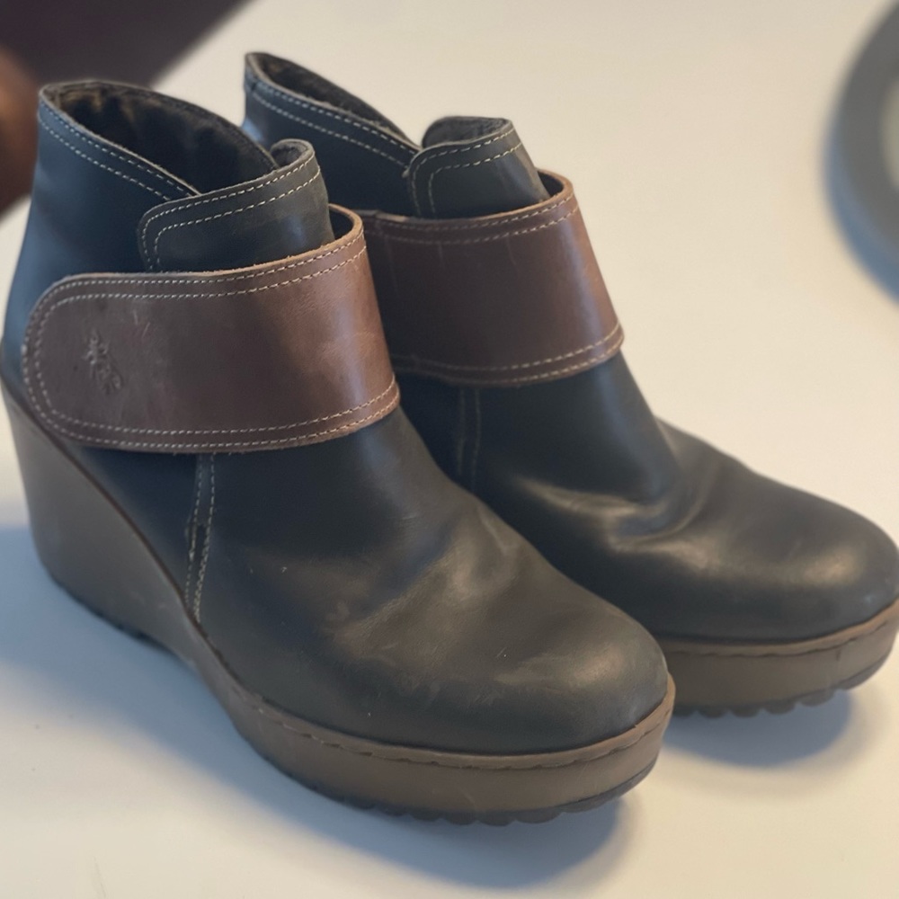 VGUC Fly London brown boots
